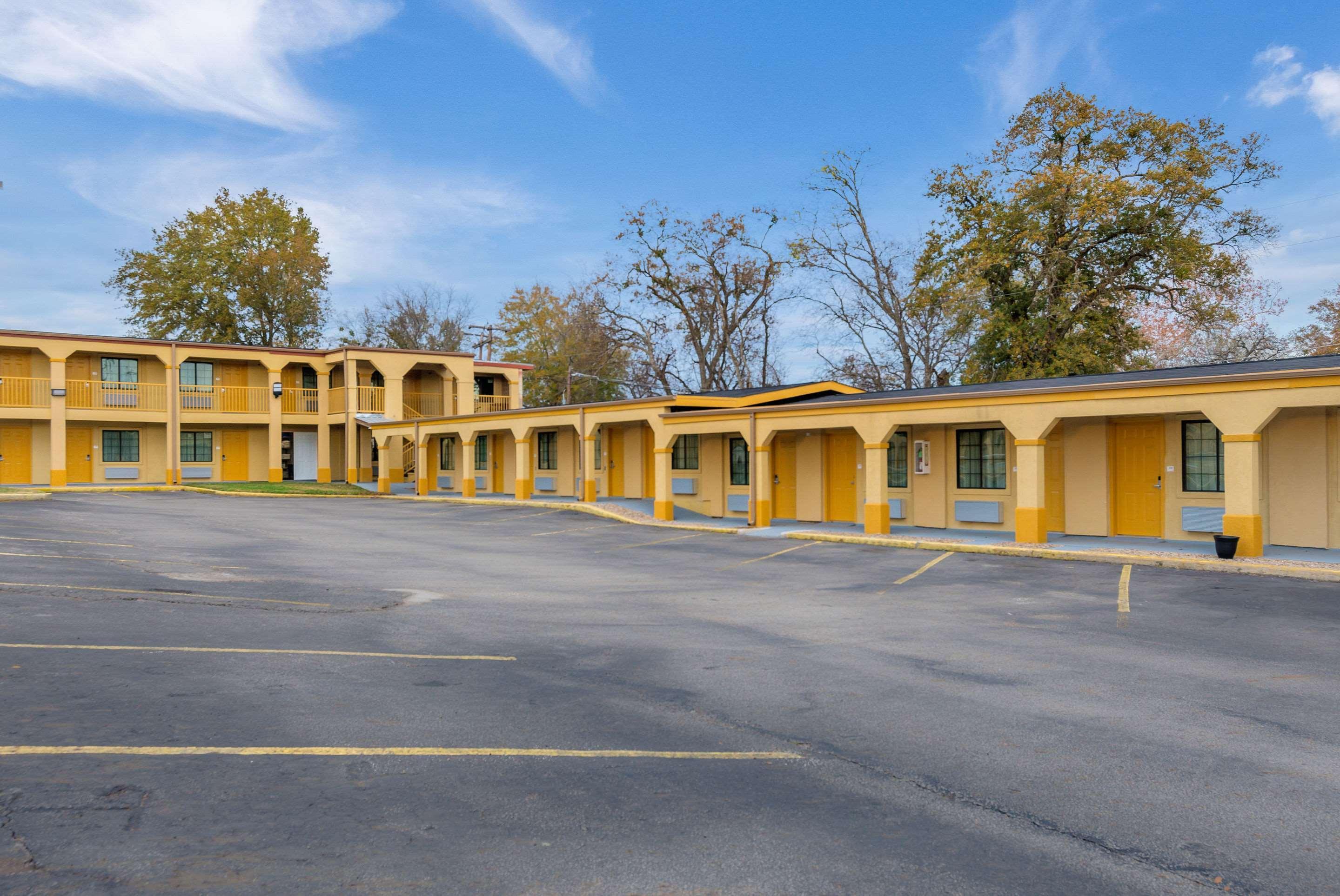 Super 8 By Wyndham Palestine Tx Hotel Exterior photo